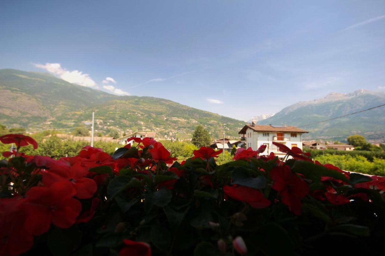 Hotel L'Adret Gressan Esterno foto