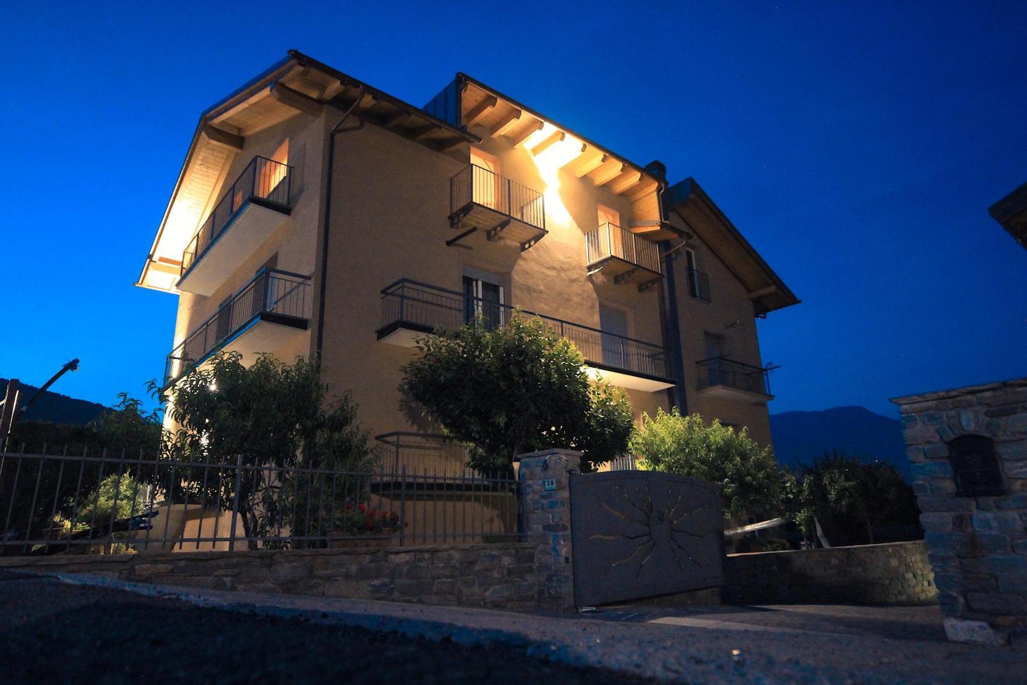 Hotel L'Adret Gressan Esterno foto